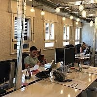 Des employés de Fiverr au travail dans son siège de Tel Aviv, le 6 août 2017. (Crédit : Shoshanna Solomon/Times of Israel)