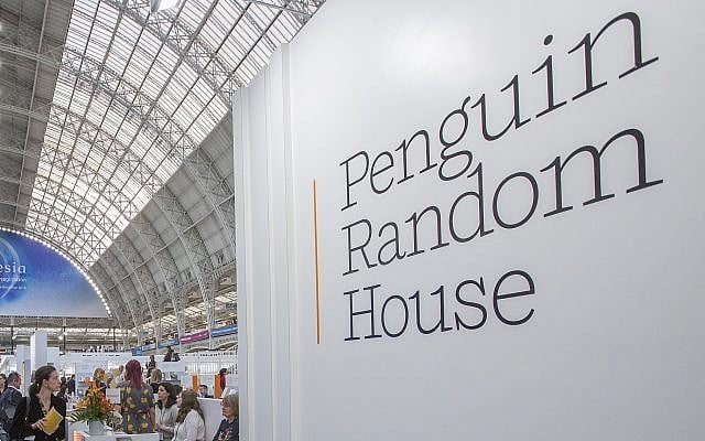 La maison d'édition Penguin Random House UK a annoncé qu'elle n'imprimera plus le livre de Pedro Baños 'How They Rule the World: The 22 Secret Strategies of Global Power,", qui parle de la famille Rothschild (Crédit : Sam Mellish/In Pictures via Getty Images via JTA) La maison d'édition Penguin Random House UK a annoncé qu'elle n'imprimera plus le livre de Pedro Baños 'How They Rule the World: The 22 Secret Strategies of Global Power,", qui parle de la famille Rothschild (Crédit : Sam Mellish/In Pictures via Getty Images via JTA)