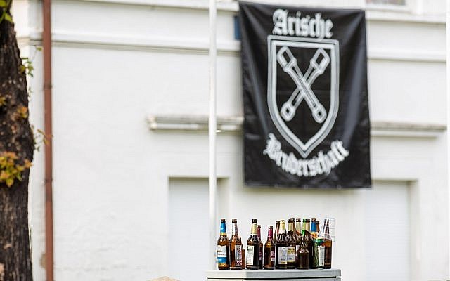 Des bouteilles de bière vides devant l'hôtel où s'est déroulé le festival néo-nazi Shield and Sword à Ostritz, en Allemagne le 22 juin 2019. (Crédit : Daniel Schäfer/picture alliance/ Getty Images via JTA) Des bouteilles de bière vides devant l'hôtel où s'est déroulé le festival néo-nazi Shield and Sword à Ostritz, en Allemagne le 22 juin 2019. (Crédit : Daniel Schäfer/picture alliance/ Getty Images via JTA)