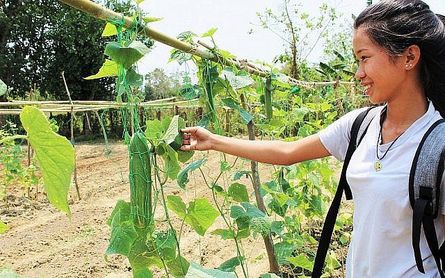 Htoi Send Maidans le jardin de l'école Ake Eco Farm and Sustainable Development Learning Center près de Myitkyina, en Birmanie. (Crédit : Emily Fishbein/Times of Israel)