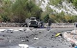La scène de crime après l'explosion d'une voiture à Nesher, près de Haïfa, le 3 juin 2019. (Crédit : police israélienne)