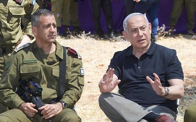 Le Premier ministre Benjamin Netanyahu et le chef d'Etat-major Aviv Kohavi assistent à un entraînement militaire dans le nord d'Israël (Crédit : Amos Ben Gershom/GPO)