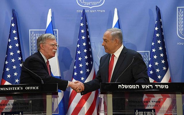 Le conseiller américain à la sécurité nationale John Bolton, (à gauche), rencontre le Premier ministre Benjamin Netanyahu au cabinet du Premier ministre à Jérusalem, le 23 juin 2019. (Haim Zach/GPO) Le conseiller américain à la sécurité nationale John Bolton, (à gauche), rencontre le Premier ministre Benjamin Netanyahu au cabinet du Premier ministre à Jérusalem, le 23 juin 2019. (Haim Zach/GPO)