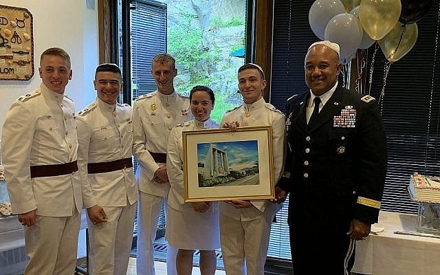 Cinq des 12 cadets juifs qui ont obtenu leur diplôme à West Point se tiennent aux côtés du lieutenant-général Darryl A. Williams, surintendant de West Point. Les cadets sont, de gauche à droite : Joshua Fernquist, Andrew Zinner, Noah Carlen, Rachelle David et Ryan Oppenheim (Avec l'aimable autorisation de Glenn Goldman)
