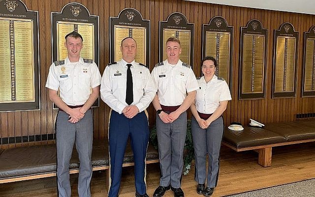 De gauche à droite, le lieutenant en second Noah Carlen, le rabbin David Ruderman, le lieutenant Joshua Fernquist et le lieutenant Rachelle David se tiennent devant les noms de tous les diplômés juifs connus de West Point. (Cathryn J. Prince/Times of Israel)