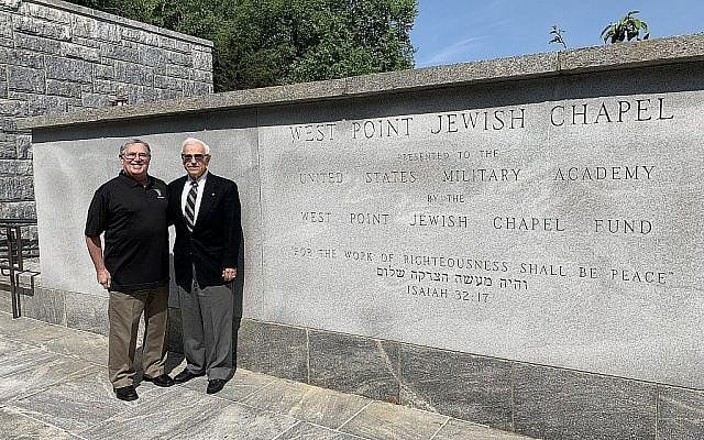 Terry Bresnik, promotion de 1969, et Joel Kampf, promotion de 1959. (Cathryn J. Prince/Times of Israel)