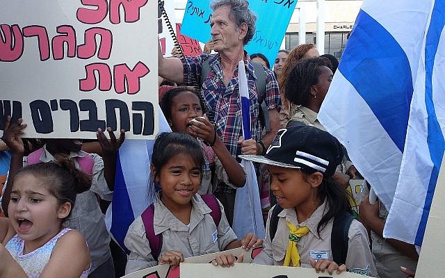 Des enfants manifestent à Tel Aviv contre la décision d'expulser environ 50 enfants de travailleurs étrangers et leurs mère cet été, le 24 juin 2019 (Crédit :  Melanie Lidman/Times of Israel)