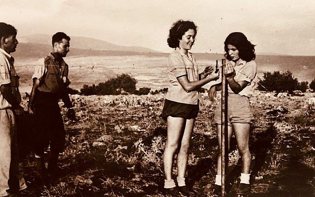 Ella Ben-David, (au centre), installe une clôture de barbelés dans le cadre de son service au Palmach. (Autorisation)