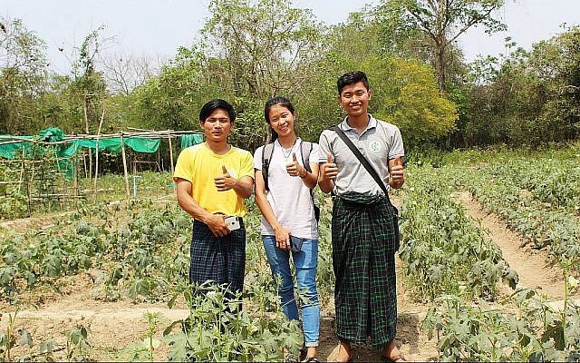 De gauche à droite : Jat Tu Seng, Htoi Send Mai, et Dumdaw Naw Zet à l'école Ake Eco Farm and Sustainable Development Learning Center près de Myitkyina, en Birmanie. (Crédit : Emily Fishbein/Times of Israel)