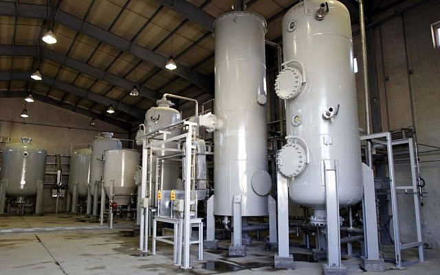 Une photo montre l'intérieur d'une usine de production d'eaux lourdes à Arak en Iran, le 27 octobre 2004 (Crédit : AP/Fars News Agancy, File)