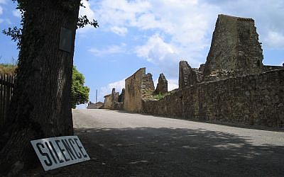 Entrée d’Oradour-sur-Glane avec le panneau « silence » en respect aux victimes. (Crédit : Dennis Nilsson / Wikipédia / Domaine public)