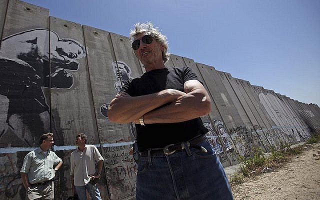 Le cofondateur des Pink Floyd Roger Waters dans le camp de réfugiés d'Aida, à proximité de Bethléem, en bordure de la barrière de sécurité israélienne en Cisjordanie, le 2 juin 2009 (Crédit : Muhammed Muheisen/AP Images) Le cofondateur des Pink Floyd Roger Waters dans le camp de réfugiés d'Aida, à proximité de Bethléem, en bordure de la barrière de sécurité israélienne en Cisjordanie, le 2 juin 2009 (Crédit : Muhammed Muheisen/AP Images)