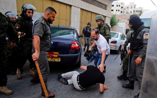 Les forces de sécurité de l'Autorité palestinienne entourant ce qui semble être un soutien de Hizb al-Tahrir à Hébro, le 4 juin 2019. (Crédit : Twitter) Les forces de sécurité de l'Autorité palestinienne entourant ce qui semble être un soutien de Hizb al-Tahrir à Hébro, le 4 juin 2019. (Crédit : Twitter)