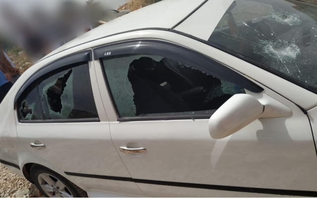 Une voiture victime d'une attaque "prix à payer" dans le village de Yasuf, dans le nord de la Cisjordanie, le 5 juin 2019. (Crédit : Police israélienne) Une voiture victime d'une attaque "prix à payer" dans le village de Yasuf, dans le nord de la Cisjordanie, le 5 juin 2019. (Crédit : Police israélienne)