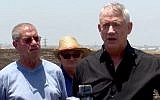 Le dirigeant de Kakhol lavan, Benny Gantz, répond à des journalistes devant un champ calciné dans le sud d'Israël, le 28 juin 2019. (Crédit : capture écran / Twitter)