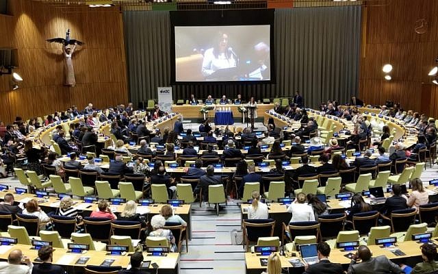 Une cérémonie organisée au siège des Nations unies à New York marquant le 25e anniversaire de l'attentat terroriste ayant visé le centre juif de Buenos Aires, l'AMIA. (Crédit : autorisation du Congrès juif mondial via JTA) Une cérémonie organisée au siège des Nations unies à New York marquant le 25e anniversaire de l'attentat terroriste ayant visé le centre juif de Buenos Aires, l'AMIA. (Crédit : autorisation du Congrès juif mondial via JTA)