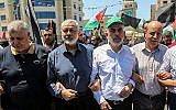 Les dirigeants du Hamas, Ismail Haniyeh et Yahya Sinwar dans la bande de Gaza, le 26 juin 2019. (Crédit : Hassan Jedi/Flash90)