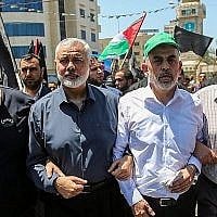 Les dirigeants du Hamas, Ismail Haniyeh et Yahya Sinwar dans la bande de Gaza, le 26 juin 2019. (Crédit : Hassan Jedi/Flash90)