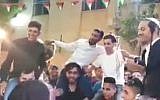 Plusieurs habitants d'implantations juives lors d'un mariage palestinien en Cisjordanie, dont la présence a entraîné l'indignation, le 13 juin 2019 (Capture d'écran : YouTube)