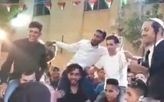 Plusieurs habitants d'implantations juives lors d'un mariage palestinien en Cisjordanie, dont la présence a entraîné l'indignation, le 13 juin 2019 (Capture d'écran : YouTube) Plusieurs habitants d'implantations juives lors d'un mariage palestinien en Cisjordanie, dont la présence a entraîné l'indignation, le 13 juin 2019 (Capture d'écran : YouTube)