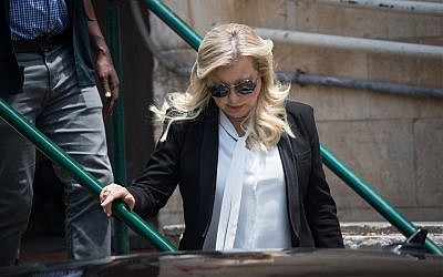 Sara Netanyahu quitte la cour des magistrats de Jérusalem, le 16 juin 2019 (Crédit : Yonatan Sindel/Flash90)