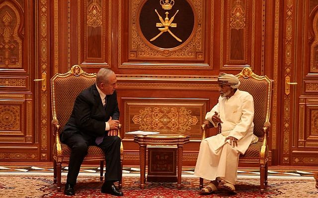 Le Premier ministre de l'époque, Benjamin Netanyahu, s'entretenant avec le sultan Qaboos bin Said, à Oman, le 26 octobre 2018. (Autorisation) Le Premier ministre de l'époque, Benjamin Netanyahu, s'entretenant avec le sultan Qaboos bin Said, à Oman, le 26 octobre 2018. (Autorisation)