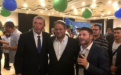 Les candidats de l'Union des partis de droite (de gauche à droite) Rafi Peretz, Itamar Ben Gvir et Bezalel Smotrich posent pour une photo, le 9 avril 2019. (Autorisation)