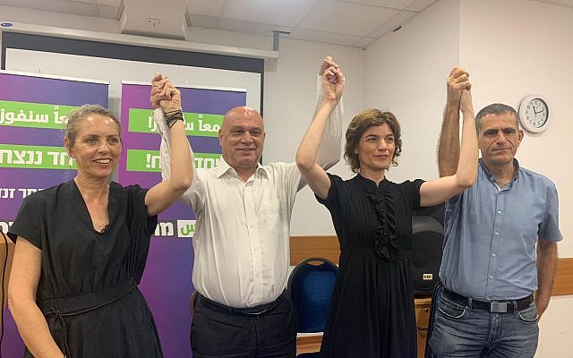De gauche à droite :  Gaby Lasky, Issawi Frej, Tamar Zandberg et Mossi Raz lors d'une conférence de presse du Meretz, le 17 juin 2019 (Crédit :  Elad Malka)