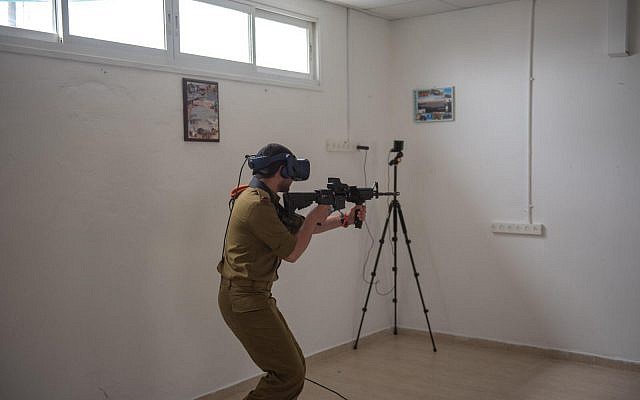 A titre d'illustration. Un soldat israélien effectue un exercice d'entraînement au moyen d'un décor de réalité virtuelle. (Armée israélienne) A titre d'illustration. Un soldat israélien effectue un exercice d'entraînement au moyen d'un décor de réalité virtuelle. (Armée israélienne)