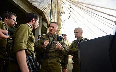 Le chef de l'unité de Télétraitement de l'armée israélienne, le général de divsion Yitzhak Turjeman s'adresse aux officiers durant un exercice militaire d'envergure contre le groupe terroriste du Hezbollah, au Liban, en juin 2019. (Crédit : armée israélienne)