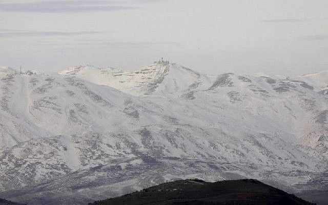 Une photo prise du coté israélien du Plateau du Golan qui montre que la neige a recouvert la montagne à l'intérieur de la Syrie, le 20 janvier 2019. (Jalaa Marey/AFP) Une photo prise du coté israélien du Plateau du Golan qui montre que la neige a recouvert la montagne à l'intérieur de la Syrie, le 20 janvier 2019. (Jalaa Marey/AFP)