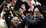 Larry Tanenbaum (gauche) tient le trophée Larry O'Brien du championnat après que les Toronto Raptors ont battu les Golden State Warriors en remportant le sixième match de la finale de la NBA 2019 à l'ORACLE Arena, le 13 juin 2019 à Oakland, en Californie. (Ezra Shaw/Getty Images/AFP)