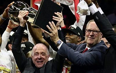 Larry Tanenbaum (gauche) tient le trophée Larry O'Brien du championnat après que les Toronto Raptors ont battu les Golden State Warriors en remportant le sixième match de la finale de la NBA 2019 à l'ORACLE Arena, le 13 juin 2019 à Oakland, en Californie. (Ezra Shaw/Getty Images/AFP)