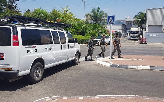 La police arrive sur la scène d'une fuite d'ammoniac à l'usine Strauss à Acre, el 27 juin 2019. (Police Israël) La police arrive sur la scène d'une fuite d'ammoniac à l'usine Strauss à Acre, el 27 juin 2019. (Police Israël)