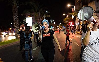 Les résidents du sud d'Israël demande le calme à la frontière avec la bande de Gaza, Tel Aviv, le 18 août 2018. (Luke Tress/Times of Israel)