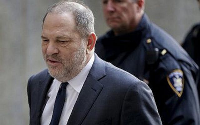 Harvey Weinstein arrive à la Cour suprême de New York arrives at the New York, le 20 décembre 2018. (AP/Julio Cortez) Harvey Weinstein arrive à la Cour suprême de New York arrives at the New York, le 20 décembre 2018. (AP/Julio Cortez)