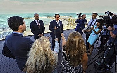 Avec une vue sur la Méditerranée en arrière plan, le gouverneur de Floride Ron DeSantis parle aux journalistes le 27 mai 2019, avant le premier jour complet du voyage de la délégation commerciale de Floride en Israël. (Jeff Schweers/Tallahassee Democrat via AP)