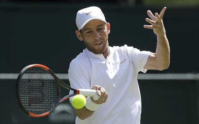 Dudi Sela d'Israël renvoie la balle à l'Espagnole Rafael Nadal lors de leur match en simple, lors de la deuxième journée du tournoi de Tennis de Wimbledon à Londres, le 3 juillet 2018. (AP Photo/Ben Curtis) Dudi Sela d'Israël renvoie la balle à l'Espagnole Rafael Nadal lors de leur match en simple, lors de la deuxième journée du tournoi de Tennis de Wimbledon à Londres, le 3 juillet 2018. (AP Photo/Ben Curtis)