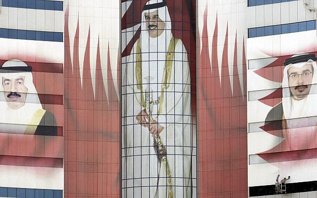 Cette photo du 3 octobre 2011 montre un tour de bureau à Madame, au Bahreïn, qui porte une image du roi du Bahreïn Hamad bin Isa Al Khalifa, au centre, du Premier ministre Khalifa bin Salman Al Khalifa, à gauche, et du prince couronné Salman bin Hamad Al Khalifa, à droite. (AP Photo/Hasan Jamali, File) Cette photo du 3 octobre 2011 montre un tour de bureau à Madame, au Bahreïn, qui porte une image du roi du Bahreïn Hamad bin Isa Al Khalifa, au centre, du Premier ministre Khalifa bin Salman Al Khalifa, à gauche, et du prince couronné Salman bin Hamad Al Khalifa, à droite. (AP Photo/Hasan Jamali, File)