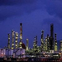 Vue des raffineries de pétrole et d'autres zones industrielles de Haïfa, le 5 mai 2017. (Crédit : Yaniv Nadav/Flash90/Archives)