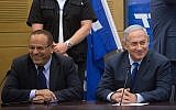 Le Premier ministre Benjamin Netanyahu. (droite) avec le ministre des Communications, Ayoub Kara, lors d'une réunion du Likud à la Knesset le 7 mai 2018. (Miriam Alster/Flash90)