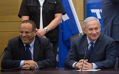 Le Premier ministre Benjamin Netanyahu. (droite) avec le ministre des Communications, Ayoub Kara, lors d'une réunion du Likud à la Knesset le 7 mai 2018. (Miriam Alster/Flash90)