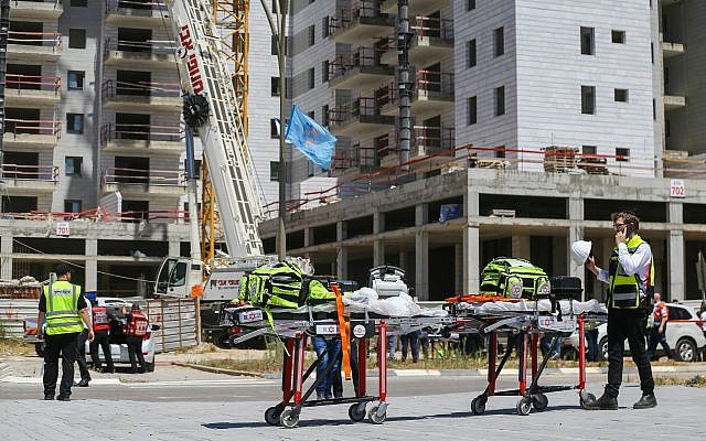 La scène où une grue s'est effondrée sur un site de construction à Yavneh, tuant quatre personnes et en blessant deux autres, le 19 mai 2019. (Flash90) La scène où une grue s'est effondrée sur un site de construction à Yavneh, tuant quatre personnes et en blessant deux autres, le 19 mai 2019. (Flash90)