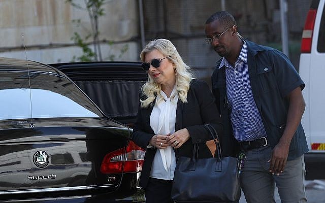 Sara Netanyahu, la femme de Benjamin Netanyahu, arrive au tribunal de Jérusalem le 16 juin 2019. (Yonatan Sindel/Flash90) Sara Netanyahu, la femme de Benjamin Netanyahu, arrive au tribunal de Jérusalem le 16 juin 2019. (Yonatan Sindel/Flash90)