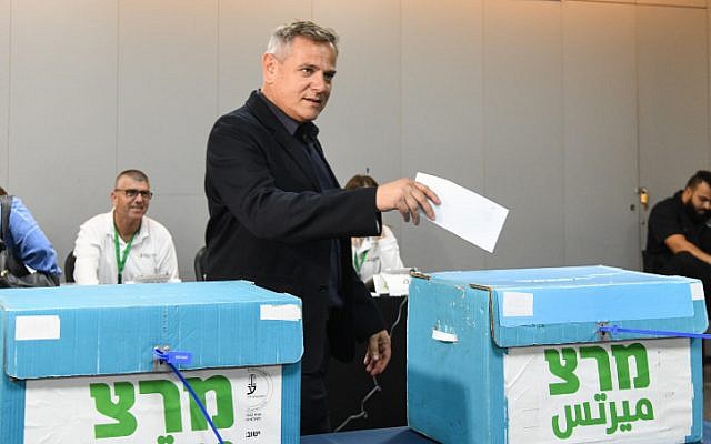 Nitzan Horowitz dépose son bulletin aux primaires du Meretz dans un bureau de vote à Tel Aviv, le 27 juin 2019.
(Flash90) Nitzan Horowitz dépose son bulletin aux primaires du Meretz dans un bureau de vote à Tel Aviv, le 27 juin 2019.
(Flash90)