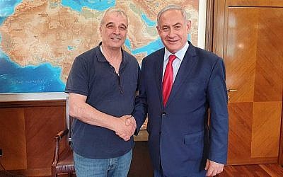Le Premier ministre Benjamin Netanyahu et l'ancien chef du conseil Yesha Avi Roeh se serrent la main au bureau du Premier ministre à Jérusalem le 6 juin 2019. (Crédit)