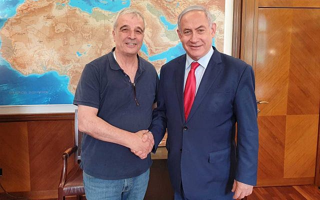 Le Premier ministre Benjamin Netanyahu et l'ancien chef du conseil Yesha Avi Roeh se serrent la main au bureau du Premier ministre à Jérusalem le 6 juin 2019. (Crédit) Le Premier ministre Benjamin Netanyahu et l'ancien chef du conseil Yesha Avi Roeh se serrent la main au bureau du Premier ministre à Jérusalem le 6 juin 2019. (Crédit)