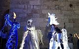 Les personnages hauts en couleurs et dignes d'un conte de fée qui accueillent les visiteurs à la Porte de Jaffa, lors du Festival de Lumière de Jérusalem, qui a ouvert le 26 juin 2019. (Jessica Steinberg/Times of Israël)