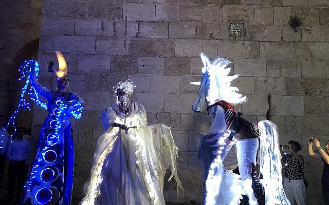 Les personnages hauts en couleurs et dignes d'un conte de fée qui accueillent les visiteurs à la Porte de Jaffa, lors du Festival de Lumière de Jérusalem, qui a ouvert le 26 juin 2019. (Jessica Steinberg/Times of Israël) Les personnages hauts en couleurs et dignes d'un conte de fée qui accueillent les visiteurs à la Porte de Jaffa, lors du Festival de Lumière de Jérusalem, qui a ouvert le 26 juin 2019. (Jessica Steinberg/Times of Israël)