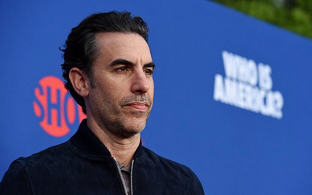 Sacha Baron Cohen, star de la série "Qui est l'Amérique?", pose avant un événement consacré à la série aux Studios Paramount, le 15 mai 2019 à Los Angeles. (Crédit : Chris Pizzello/Invision/AP) Sacha Baron Cohen, star de la série "Qui est l'Amérique?", pose avant un événement consacré à la série aux Studios Paramount, le 15 mai 2019 à Los Angeles. (Crédit : Chris Pizzello/Invision/AP)